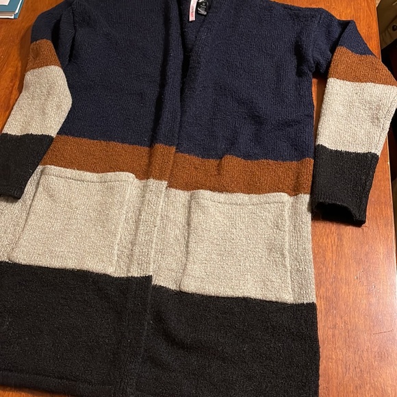 Love By Design Sweaters - Long color block cardigan with pockets!